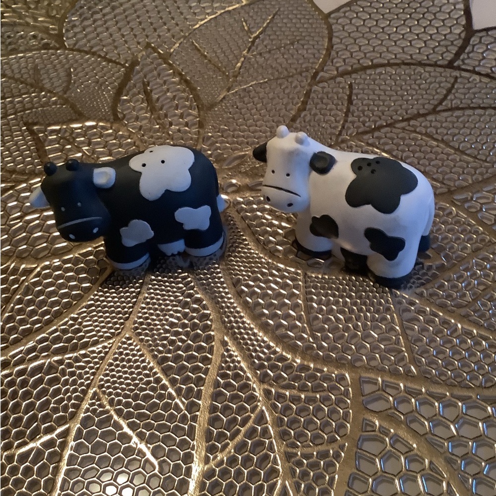 Salt & Pepper Shakers COWS black white cute on your table hard plastic V…